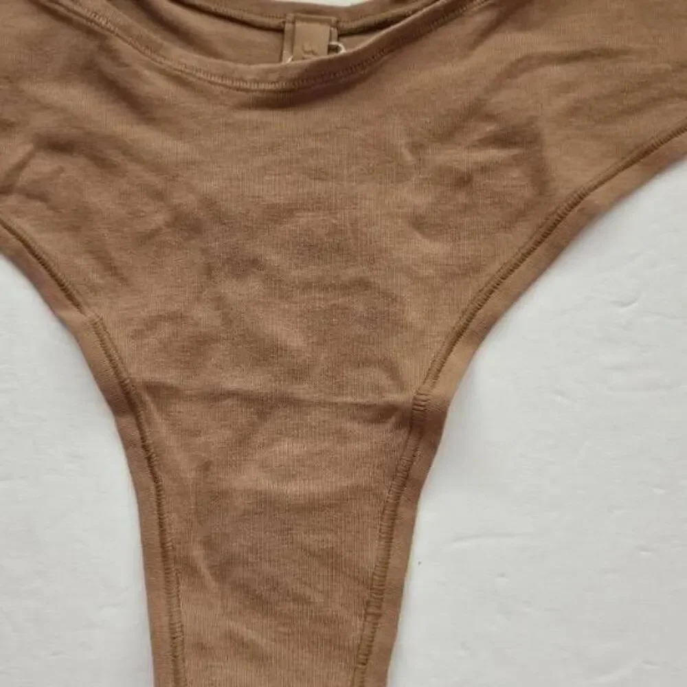 Skims‎ v front panty Nwt
